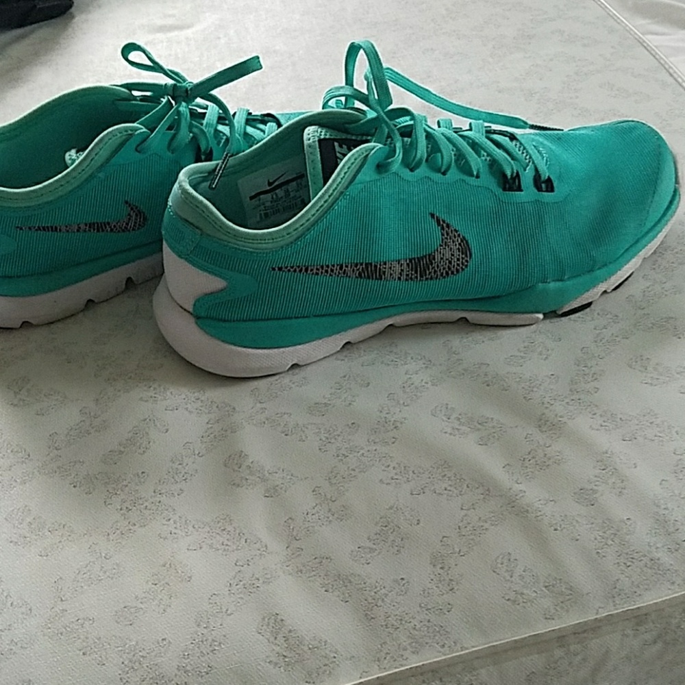 Nike teal shoes
